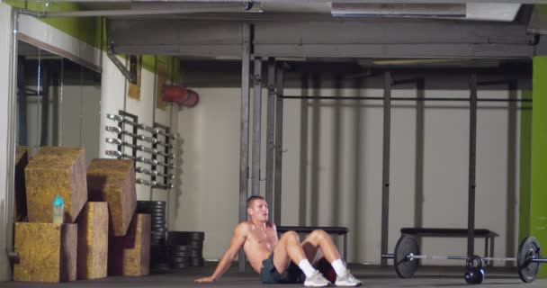 Empuje hacia arriba hombre en forma haciendo ejercicio de brazo ejercicio de peso corporal — Vídeos de Stock