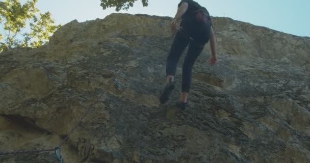 Junges Mädchen Steigt Einem Sonnigen Tag Vom Felsen Herab — Stockvideo