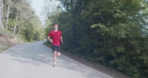 Άντρας Που Τρέχει Μόνος Του Στο Δάσος Την Ημέρα — Αρχείο Βίντεο