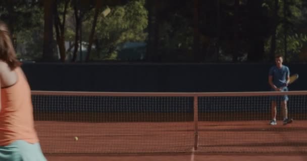 两个人在白天打网球 — 图库视频影像
