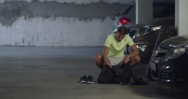 Homem Preparando Para Treinar — Vídeo de Stock