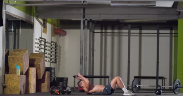 Empuje hacia arriba hombre en forma haciendo ejercicio de brazo ejercicio de peso corporal — Vídeos de Stock