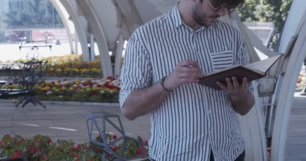 Schöner Junger Geschäftsmann Der Freien Arbeitet — Stockvideo