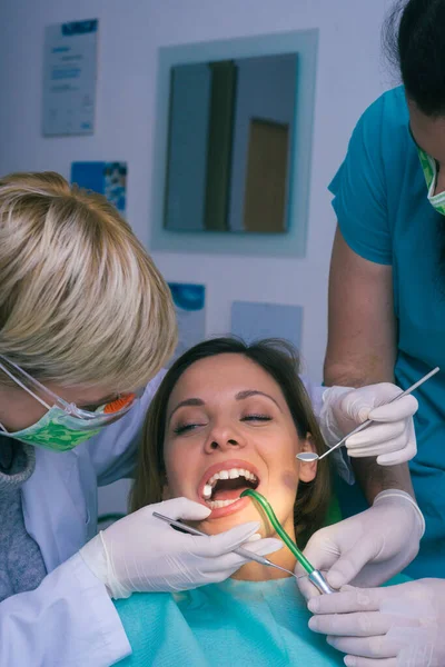 Dentistes Professionnels Masculins Féminins Examinant Les Dents Femme Dans Cabinet — Photo
