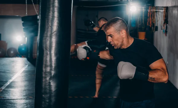 Musculoso Joven Guantes Boxeo Pantalones Cortos Muestra Los Diferentes Movimientos — Foto de Stock