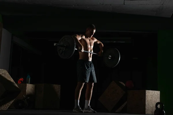 Formda Güçlü Üstsüz Çömelmiş Bir Sporcunun Silüeti Ağırlık Kaldırma Egzersizi — Stok fotoğraf