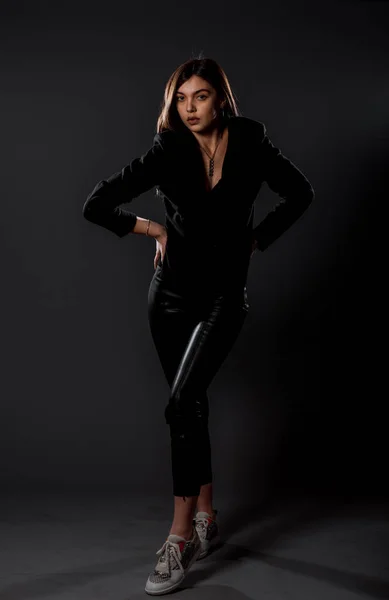 Atraktivní Mladá Žena Model Pózuje Stylových Černých Latexových Kalhotách Top — Stock fotografie