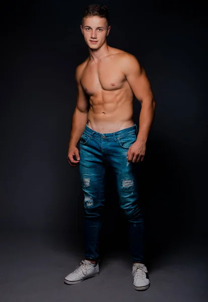 Torso Disparo Chico Sin Camisa Fresco Usando Vaqueros Azules Moda — Foto de Stock