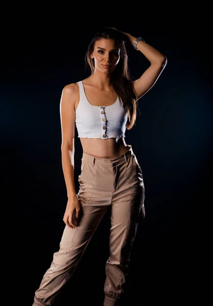 Body Shot Una Chica Moderna Cool Con Pantalones Beige Aislados — Foto de Stock