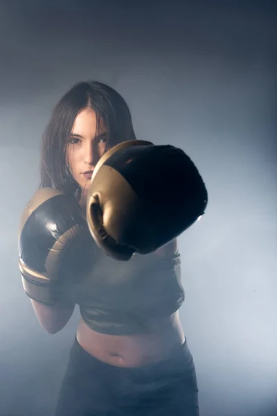 一个年轻性感的女拳击手被拳击手套直接击中的模糊形象 — 图库照片