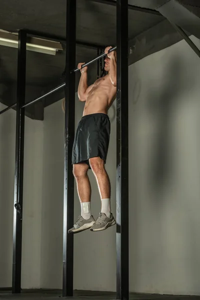 Bonito Fisiculturista Fazendo Pull Ups Barra Horizontal Ginásio Moderno Dentro — Fotografia de Stock