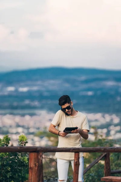 Homem Sentado Mesa Madeira Usando Tablet Digital Enquanto Conversa Móvel — Fotografia de Stock