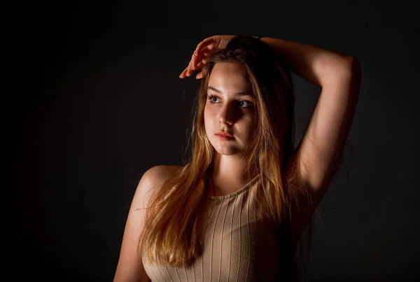 Bella Ragazza Posa Studio Moderno Contro Sfondo Nero — Foto Stock