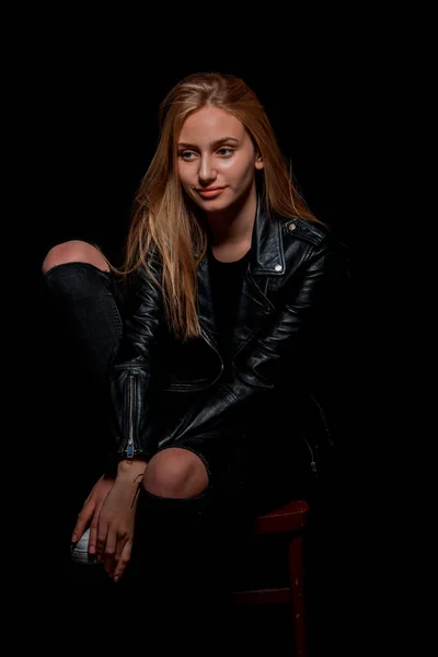 Приваблива Молода Жіноча Модель Позує Стильній Чорній Куртці — стокове фото