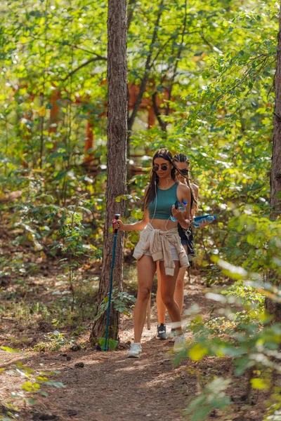 Twee Vrouwelijke Kaukasische Vrienden Wandelen Het Bos Een Berg Een — Stockfoto