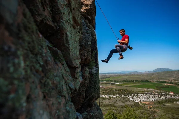 Rastalı Bir Adam Sarp Bir Dağa Tırmanıyor Koşum Takımı Iple — Stok fotoğraf