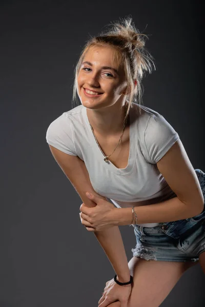 Aantrekkelijk Blond Een Casual Stedelijke Kleding Portret Geïsoleerd — Stockfoto