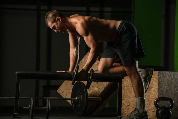 Beau Jeune Homme Faisant Triceps Haltère Exercices Rebond Avec Main — Photo