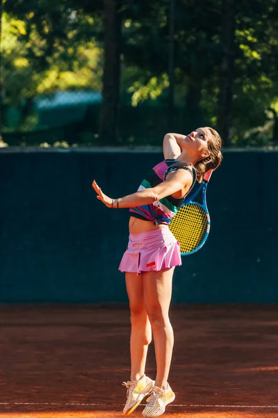 一个女运动员在网球场上比赛的垂直全景 — 图库照片