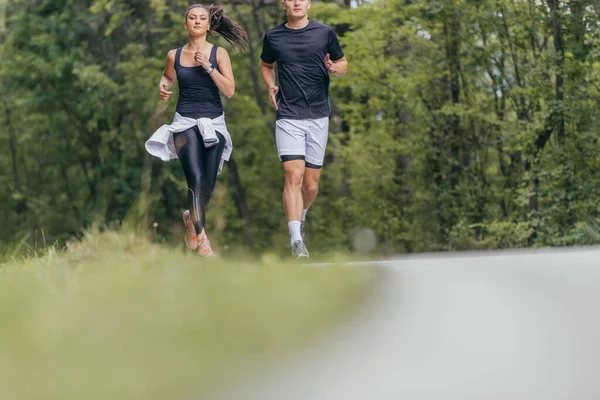 Jóvenes Forma Pareja Ateltes Corriendo Carretera Bosque —  Fotos de Stock