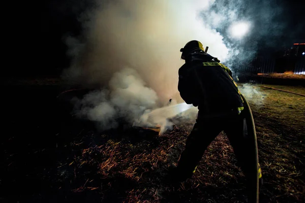 Pemadam Kebakaran Menggunakan Selang Air Untuk Menghilangkan Bahaya Kebakaran — Stok Foto