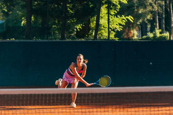 Profesyonel Donanımlı Bayan Tenisçi Güneşli Bir Günde Tenis Topu Servis — Stok fotoğraf