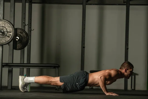 强壮的男性运动员在室内做俯卧撑 近距离观察 健康的生活方式 无脂的身体 — 图库照片