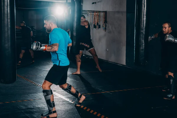 Professionelles Boxtraining Fitnessstudio Bei Dem Tritte Und Schläge Geübt Werden — Stockfoto