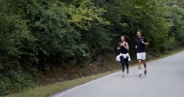 Pareja Atlética Corriendo Una Calle Naturaleza Forma Concepto Saludable — Vídeos de Stock