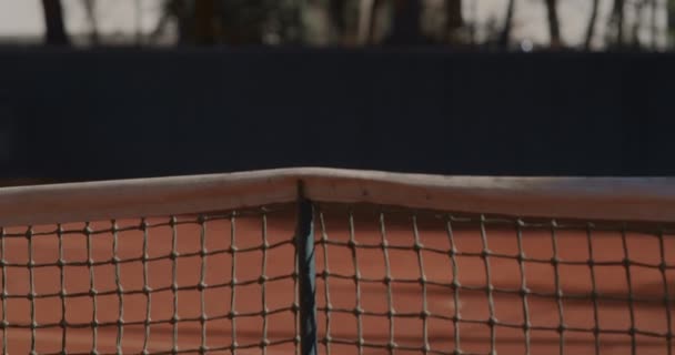 Tenisçi Sahada Temizlik Yapıyor — Stok video