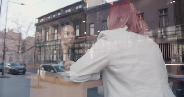Unga Affärskvinnor Som Har Möte Kaffebar — Stockvideo