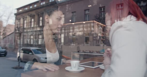 Jóvenes Empresarias Teniendo Una Reunión Dentro Una Cafetería — Vídeo de stock