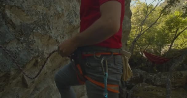 Vorbereitungen Für Den Aufstieg Auf Die Felsen — Stockvideo