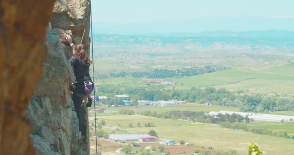 Niña Llegando Cima Las Rocas Enmarcada Por Roca Natural — Vídeo de stock