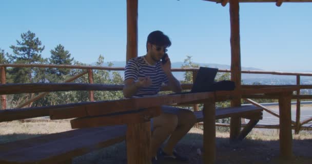 Joven Hombre Negocios Guapo Trabajando Aire Libre — Vídeo de stock