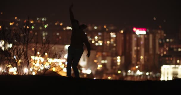 Giovane Ballerina Che Esibisce Sopra Città Notte Silhouette Rallentatore — Video Stock