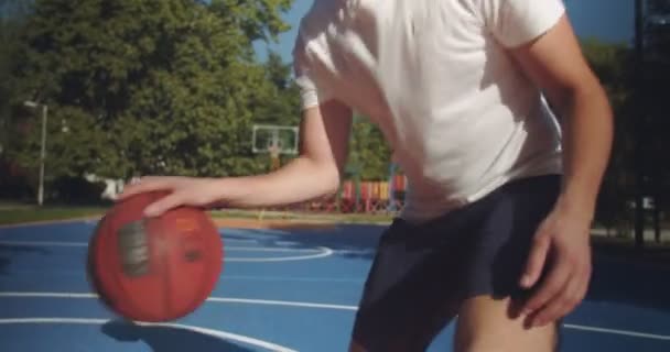 Joven Practicando Sus Driblings — Vídeos de Stock