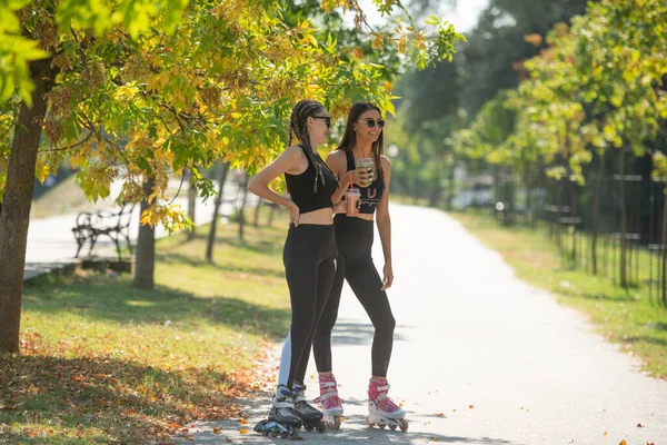 Twee Aantrekkelijke Beste Vrienden Praten Drinken Smoothies Het Park Terwijl — Stockfoto