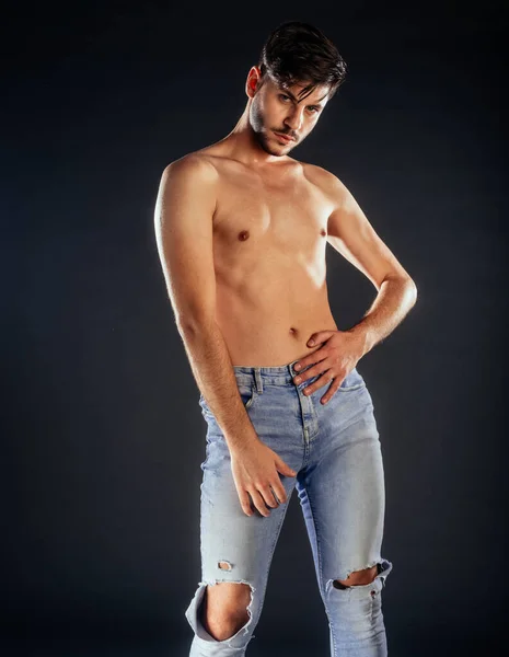 Full Body Shot Moda Mężczyzna Model Pozowanie Bez Koszulki — Zdjęcie stockowe
