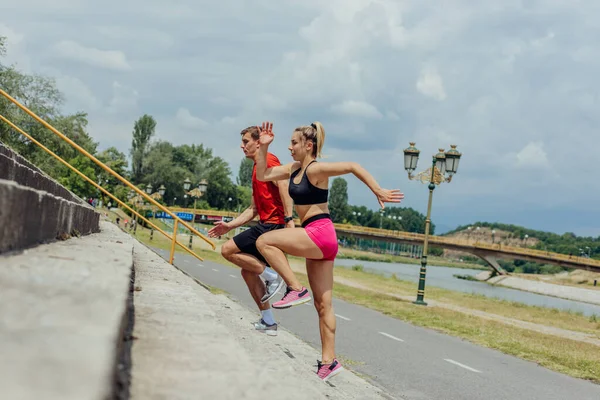 Casal Ativo Saudável Exercitando Cardio Sprinting Escadaria Parque — Fotografia de Stock