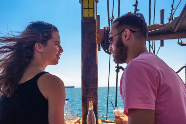 Молодая Пара Влюбленных Пьет Кофе Лодке Наслаждается Морем — стоковое фото