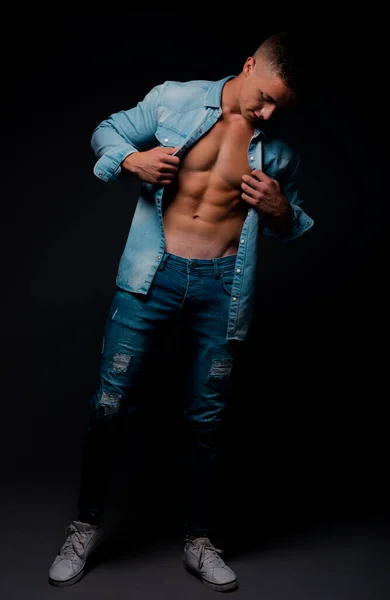 Elegante Homem Topless Vestindo Calças Moderno Desabotoado Camisa Jeans Azul — Fotografia de Stock