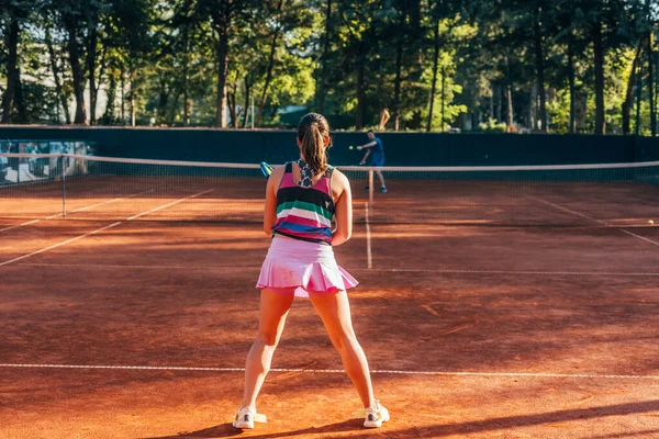 Vista Desde Parte Posterior Una Joven Mujer Que Paga Tenis —  Fotos de Stock