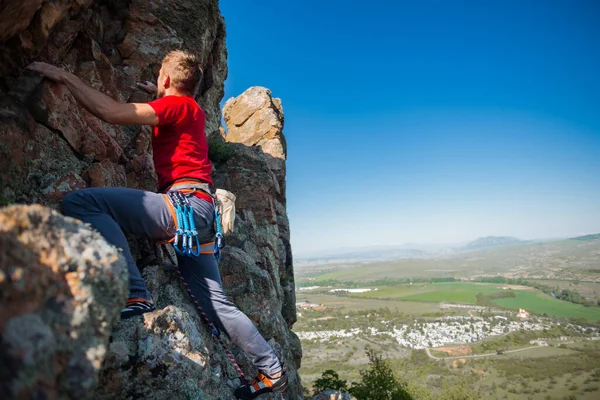 Mens Beklimt Rots Achtergrond Van Een Prachtig Berglandschap — Stockfoto