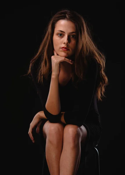 Portret Van Een Mooie Vrouw Model Poseren Trendy Zwarte Rok — Stockfoto