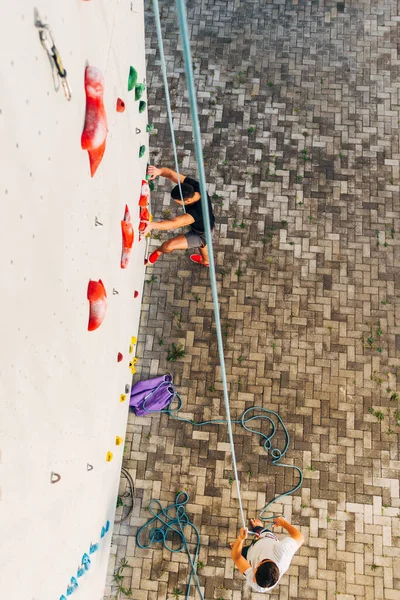 Jovem Escalada Parede Rock Esporte Extremo — Fotografia de Stock