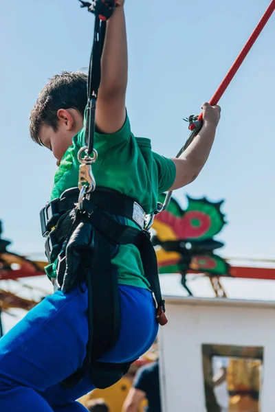 Мальчик Прыгает Батуте Резинками — стоковое фото