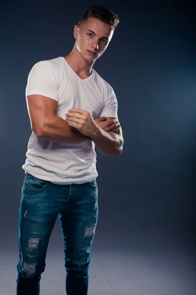 Atraktivní Mladý Mužský Model Pózující Modrých Džínách Bílé Horní Tréninkové — Stock fotografie