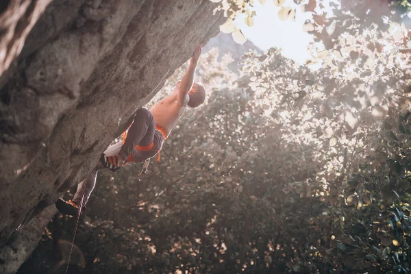 Giovane Arrampicata Una Parete Con Cielo Blu Sullo Sfondo — Foto Stock