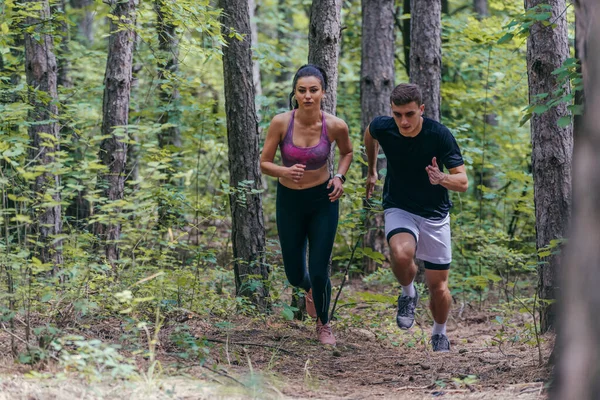 Jong Atletisch Paar Loopt Buiten Bosrijke Bosrijke Omgeving — Stockfoto